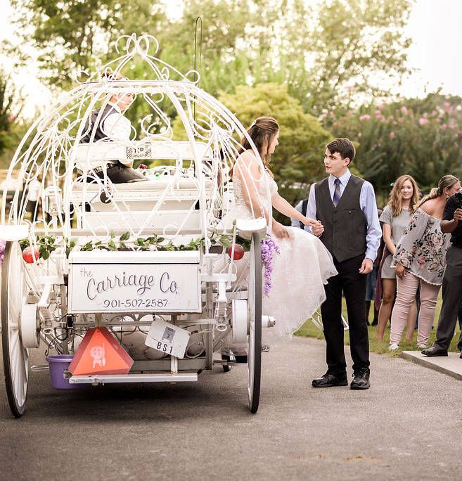 Bride stepping off carriage at Tuscan Ridge.